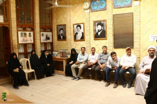 آشنایی دانشجویان باسیره امام خمینی در نجف اشرف

کاروانهای دانشجویی حاضردر نجف اشرف پس از حضور در مقام صافی صفای یمانی وشرکت در برنامه روایتگری از کعبه تا کوثر, در محل بیت امام خمینی (ره) در نجف اشرف حضور یافته وبا سیره اخلاقی,عرفانی,علمی وزندگانی امام ر