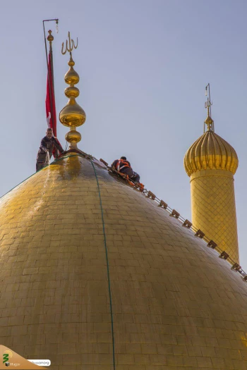 غبار روبی گنبد حرم مطهر امام حسین (ع) در آستانه ماه محرم-عکس 3