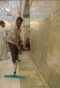 همزمان با فرارسیدن ماه محرم و تشرف هزاران نفر به زیارت حرم مطهر حضرت امام حسین(ع)، مراسم غبارروبی حرم مطهر آن حضرت توسط خادمان افتخاری حرم انجام شد. 2