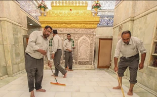 همزمان با فرارسیدن ماه محرم و تشرف هزاران نفر به زیارت حرم مطهر حضرت امام حسین(ع)، مراسم غبارروبی حرم مطهر آن حضرت توسط خادمان افتخاری حرم انجام شد. 2