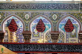 حرم مطهر امام حسین (علیه السلام) و حرم حضرت ابوالفضل (علیه السلام) در آستانۀ آغاز ماه محرم الحرام، سراسر سیاه پوش شد 2