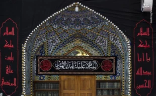 حرم مطهر امام حسین (علیه السلام) و حرم حضرت ابوالفضل (علیه السلام) در آستانۀ آغاز ماه محرم الحرام، سراسر سیاه پوش شد 2