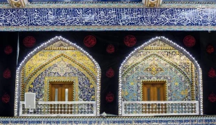 حرم مطهر امام حسین (علیه السلام) و حرم حضرت ابوالفضل (علیه السلام) در آستانۀ آغاز ماه محرم الحرام، سراسر سیاه پوش شد 2