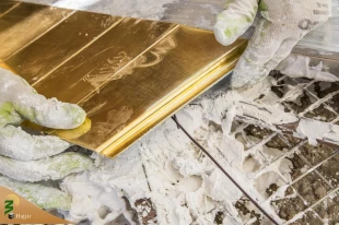 اجرای پروژه طلاکاری گنبد مسجد سهله توسط پرسنل فنی و مهندسی آستان مطهر عباسی 2