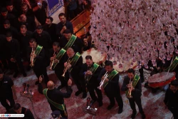 حضور هزاران زائر در مراسم تعویض پرچم گنبد امام حسین علیه السلام 5