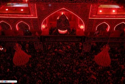 حضور هزاران زائر در مراسم تعویض پرچم گنبد امام حسین علیه السلام 8