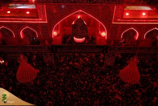 حضور هزاران زائر در مراسم تعویض پرچم گنبد امام حسین علیه السلام 8