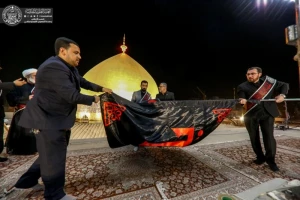 پرچم حزن وعزا بر فراز ایوان طلا افراشته شد + تصاویر