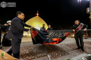 پرچم حزن وعزا بر فراز ایوان طلا افراشته شد + تصاویر
همزمان با فرا رسیدن ماه سوگواری اهل بیت (ع) پرچم سیاه حزن وعزاداری بر فراز ایوان طلا در حرم مطهر علوی افراشته شد.  2