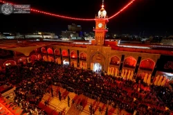 پرچم حزن وعزا بر فراز ایوان طلا افراشته شد + تصاویر
همزمان با فرا رسیدن ماه سوگواری اهل بیت (ع) پرچم سیاه حزن وعزاداری بر فراز ایوان طلا در حرم مطهر علوی افراشته شد.  2