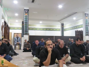 برپایی مراسم عزاداری سیدالشهدا در محل کنسولگری ایران در شهر کربلا

همزمان با شب یازدهم ماه محرم مراسم عزاداری سالار شهیدان حضرت اباعبدالله الحسین (ع) در محل کنسولگری جمهوری اسلامی ایران در شهر کربلا با حضور مسئول بعثه مقام معظم رهبری در شهر کربلا، آقای 