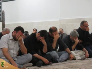 برپایی مراسم عزاداری سیدالشهدا در محل کنسولگری ایران در شهر کربلا

همزمان با شب یازدهم ماه محرم مراسم عزاداری سالار شهیدان حضرت اباعبدالله الحسین (ع) در محل کنسولگری جمهوری اسلامی ایران در شهر کربلا با حضور مسئول بعثه مقام معظم رهبری در شهر کربلا، آقای 