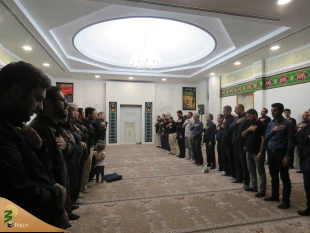 برپایی مراسم عزاداری سیدالشهدا در محل کنسولگری ایران در شهر کربلا

همزمان با شب یازدهم ماه محرم مراسم عزاداری سالار شهیدان حضرت اباعبدالله الحسین (ع) در محل کنسولگری جمهوری اسلامی ایران در شهر کربلا با حضور مسئول بعثه مقام معظم رهبری در شهر کربلا، آقای 