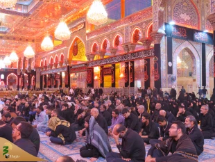 عزادارای زائران ایرانی در حرم امام حسین(ع)

حجت الاسلام والمسلمین رجائی پور با اشاره به عزت و دوری از ذلت به عنوان شاخصه مکتب امام حسین(ع) ضرورت این مسأله را در زندگی یادآور شد. 2