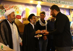 تقدیر  از خدمات فرهنگی بعثه مقام معظم رهبری و ستاد عمره و عتبات دانشگاهیان

حجت الاسلام والمسلمین ابوترابی امام جمعه موقت تهران طی مراسمی با حضور در گردهمایی دانشجویان در کربلای معلی از خدمات فرهنگی بعثه و ستاد عتبات دانشگاهیان در عراق به دانشجویان و دانش