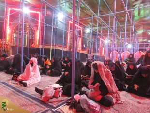 طنین دعای ندبه ایرانیان در خیمه گاه حسینی + تصاویر

ده ها نفر از شیفتگان ومنتظران مولای خوبان با حضور در این مراسم بار دیگر عهد خود را با امام زمانشان تجدید کرده و ندای فریاد رسی امام زمان(عج) از مظلومان عالم را این بار در دعای ندبه به آسمان ها رساندند. 2