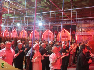 طنین ندای أَیْنَ الطَّالِبُ بِدَمِ الْمَقْتُولِ بِکَرْبَلاَءَ در خیمه گاه حسینی 
 4