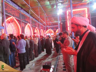 طنین ندای أَیْنَ الطَّالِبُ بِدَمِ الْمَقْتُولِ بِکَرْبَلاَءَ در خیمه گاه حسینی 
 5