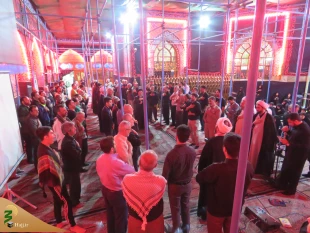 طنین ندای أَیْنَ الطَّالِبُ بِدَمِ الْمَقْتُولِ بِکَرْبَلاَءَ در خیمه گاه حسینی 
 2