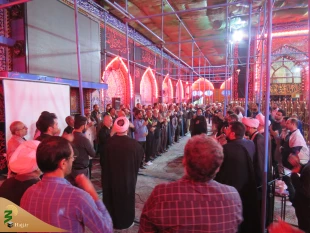 طنین ندای أَیْنَ الطَّالِبُ بِدَمِ الْمَقْتُولِ بِکَرْبَلاَءَ در خیمه گاه حسینی 
 4