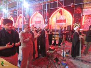 طنین ندای أَیْنَ الطَّالِبُ بِدَمِ الْمَقْتُولِ بِکَرْبَلاَءَ در خیمه گاه حسینی 
 8