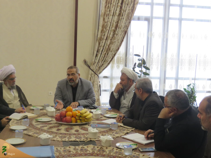 آخرین جلسه توجیهی وهماهنگی رسمی مراسم اربعین حسینی در کربلای معلی برگزار شد:

  2