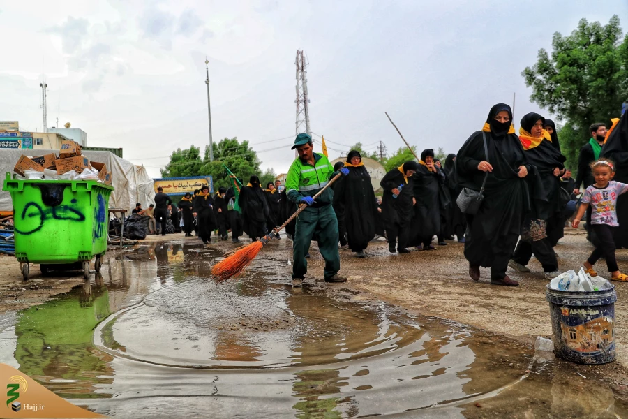 مسئول دفتر نمایندگی بعثه مقام معظم رهبری در نجف اشرف:
حضور داوطلبانه پاکبانان برای خدمت به زائران اربعین حرکتی زیبا و باعث پویایی و امیدبخشی
است.
 3