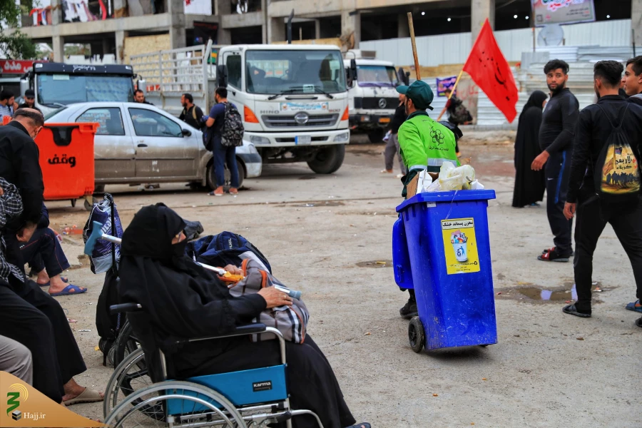 مسئول دفتر نمایندگی بعثه مقام معظم رهبری در نجف اشرف:
حضور داوطلبانه پاکبانان برای خدمت به زائران اربعین حرکتی زیبا و باعث پویایی و امیدبخشی
است.
 4