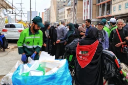 مسئول دفتر نمایندگی بعثه مقام معظم رهبری در نجف اشرف:
حضور داوطلبانه پاکبانان برای خدمت به زائران اربعین حرکتی زیبا و باعث پویایی و امیدبخشی
است.
 7