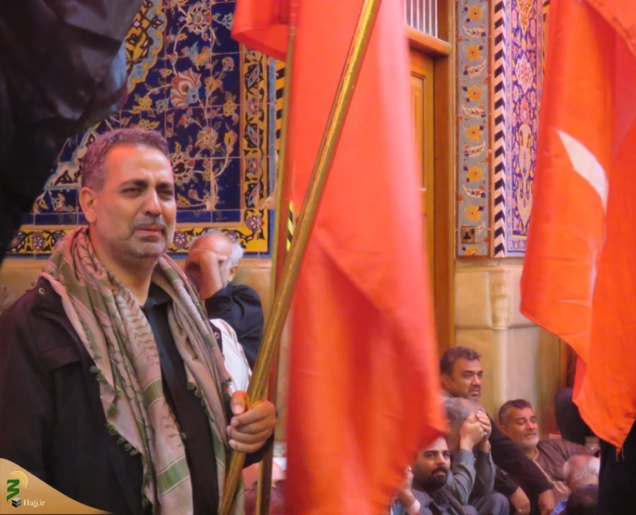 گزارش تصویری: حال و هوای بیرق داران موکب امام رضا (ع) در حرم امام حسین (ع) 

ما حامل لوای تو هستیم یا حسین (ع)
 2