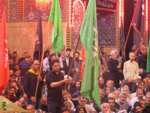 گزارش تصویری: حال و هوای بیرق داران موکب امام رضا (ع) در حرم امام حسین (ع) 

ما حامل لوای تو هستیم یا حسین (ع)
 5