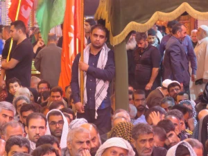 گزارش تصویری: حال و هوای بیرق داران موکب امام رضا در حرم امام حسین