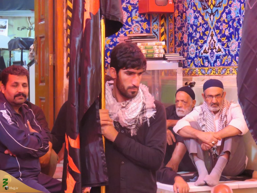 گزارش تصویری: حال و هوای بیرق داران موکب امام رضا (ع) در حرم امام حسین (ع) 

ما حامل لوای تو هستیم یا حسین (ع)
 7