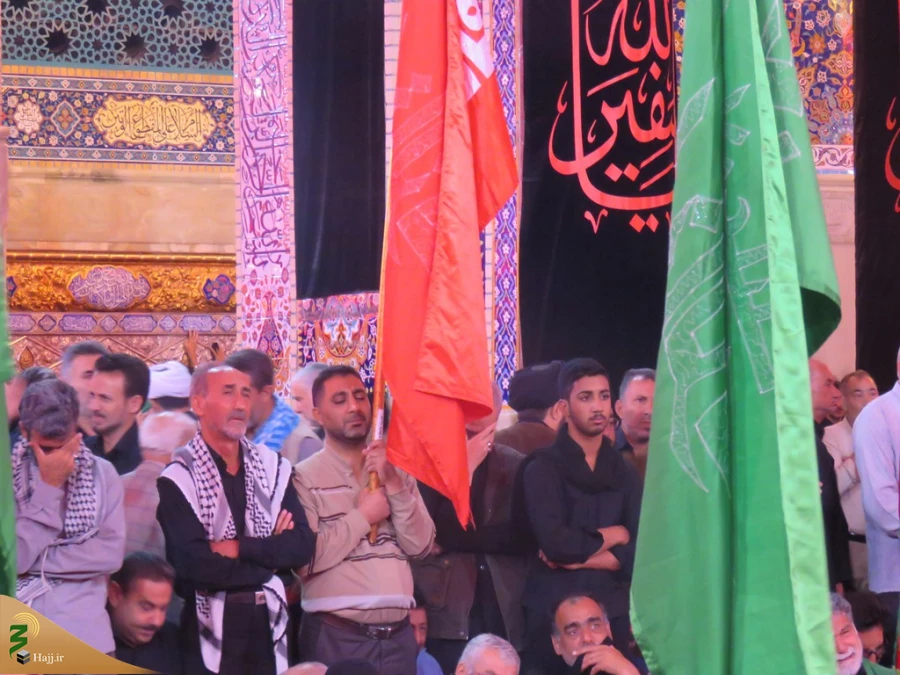 گزارش تصویری: حال و هوای بیرق داران موکب امام رضا (ع) در حرم امام حسین (ع) 

ما حامل لوای تو هستیم یا حسین (ع)
 11