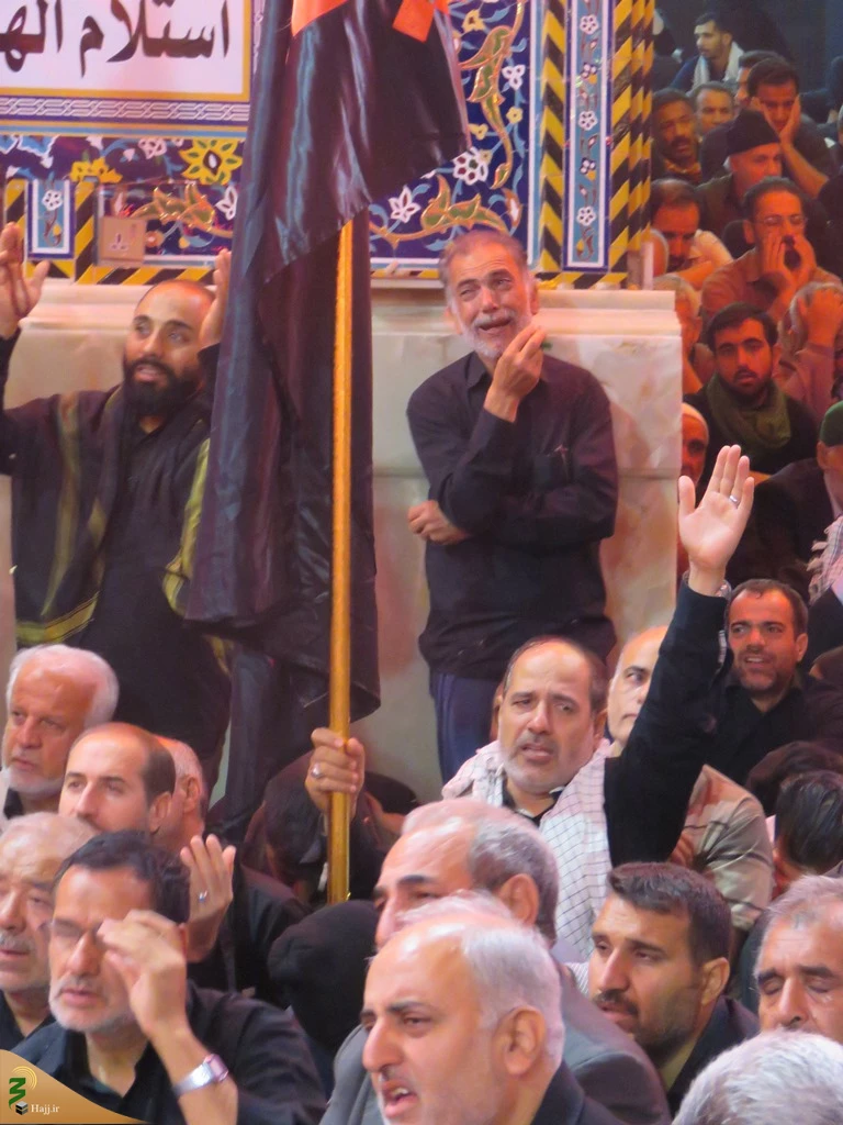 گزارش تصویری: حال و هوای بیرق داران موکب امام رضا (ع) در حرم امام حسین (ع) 

ما حامل لوای تو هستیم یا حسین (ع)
 12