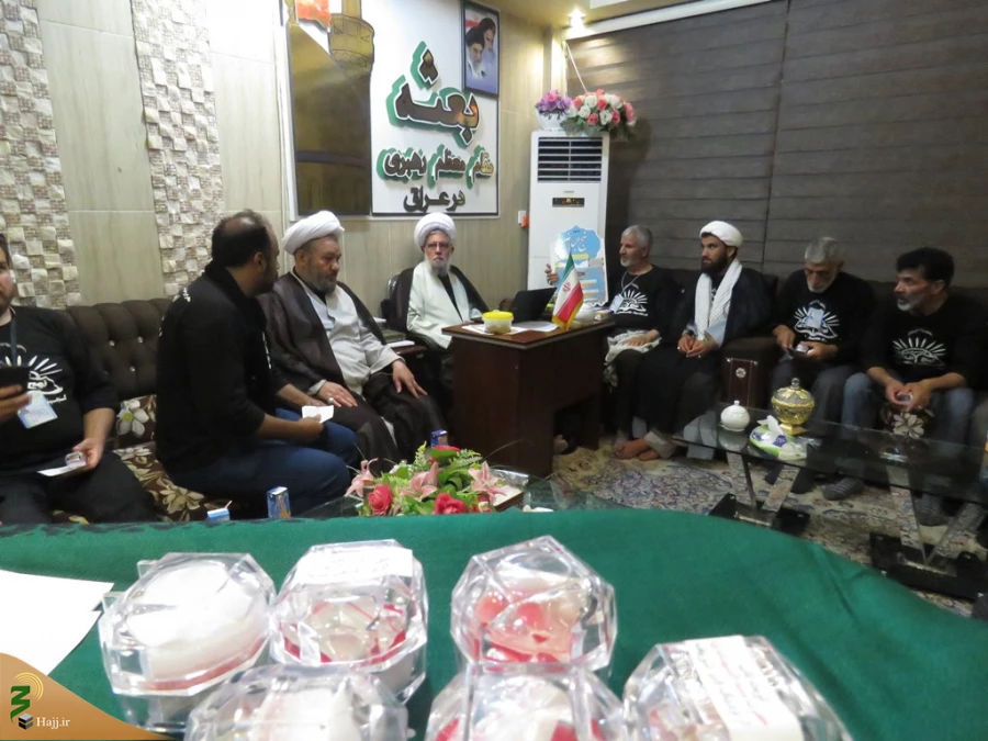 دیدار خادمان افتخاری خیمه گاه حسینی با نماینده بعثه رهبری در عراق: 

نجفی روحانی: اربعین تجلی نهج البلاغه است. 5