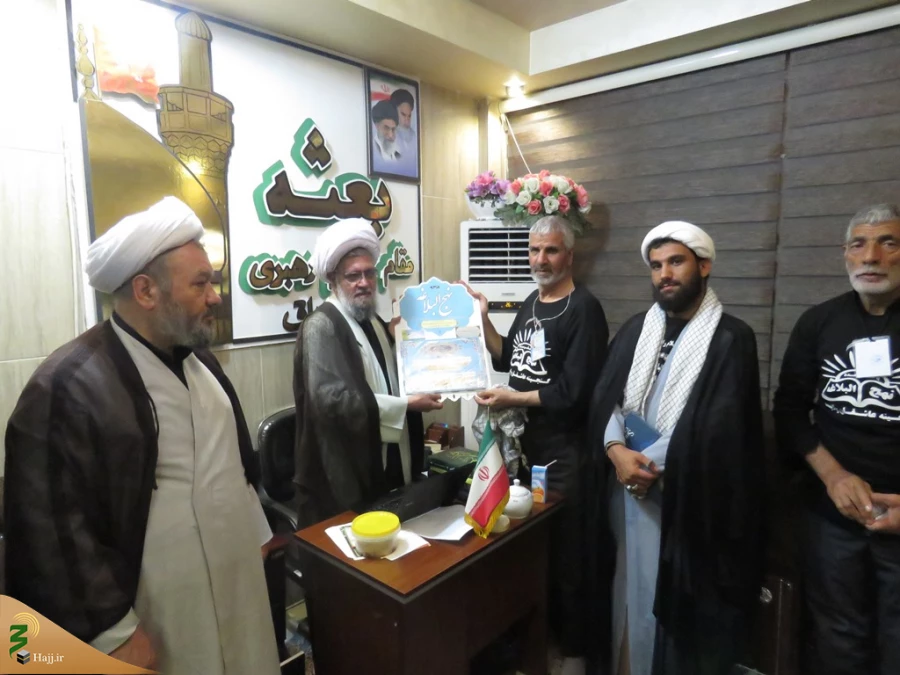 دیدار خادمان افتخاری خیمه گاه حسینی با نماینده بعثه رهبری در عراق 

نجفی روحانی: اربعین تجلی نهج البلاغه است 6