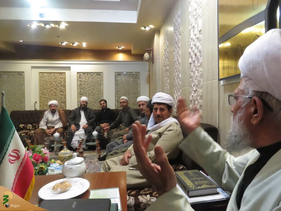 دیدار جمعی از علمای اهل سنت کردستان با نماینده بعثه رهبری در کشور عراق:

امام حسین (ع) از همه بشریت دلربایی می کند . 2