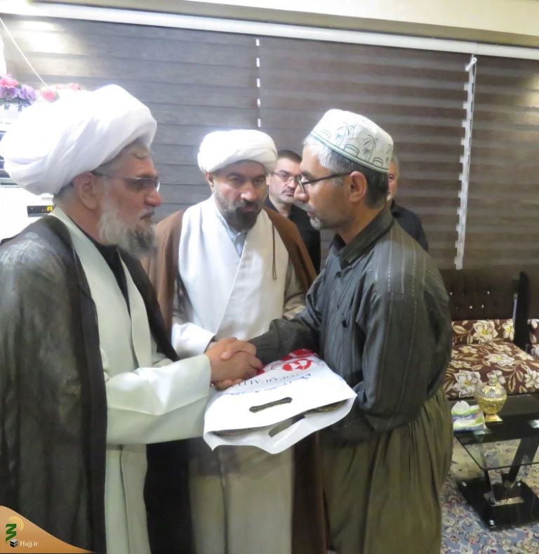 دیدار جمعی از علمای اهل سنت کردستان با نماینده بعثه رهبری در کشور عراق

امام حسین (ع) از همه بشریت دلربایی کرئه است 5
