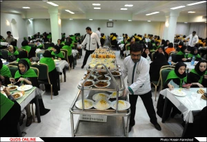 زائران پیاده  با غذای متبرک حضرت، میهمان امام رضا(ع) می شوند