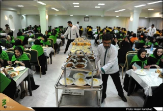 زائران پیاده  با غذای متبرک حضرت، میهمان امام رضا(ع) می شوند