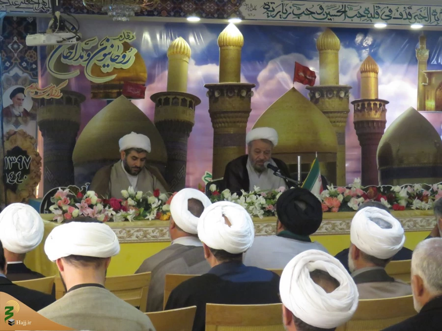 مسئول دفتر نمایندگی بعثه مقام معظم رهبری در کربلا: 

آشنا نمودن زائران، با احکام و معارف اسلامی وظیفه ماست  6