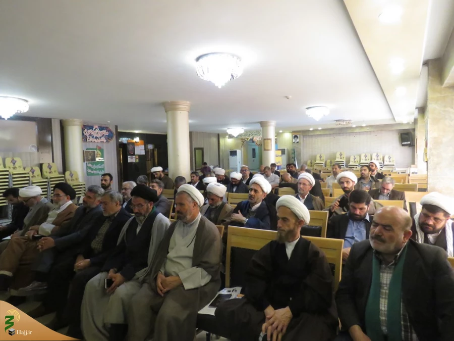 مسئول دفتر نمایندگی بعثه مقام معظم رهبری در کربلا: 

آشنا نمودن زائران، با احکام و معارف اسلامی وظیفه ماست  7