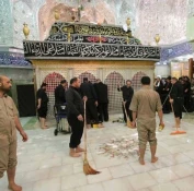 غبار روبی ضریح مقدس حضرت سیدالشهداء  علیه السلام در روزمیلاد امام عسگری علیه السلام 2