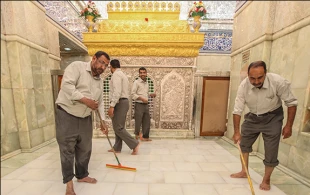 غبار روبی ضریح مقدس حضرت سیدالشهداء  علیه السلام در روزمیلاد امام عسگری علیه السلام 3
