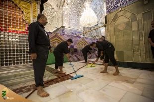 غبار روبی ضریح مقدس حضرت سیدالشهداء  علیه السلام در روزمیلاد امام عسگری علیه السلام 4