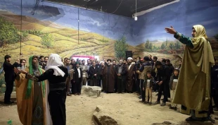 تولیت آستان قدس رضوی در مراسم افتتاح موزه زنده زیارت:


زائر حضرت رضا (ع) باید با تمدن رضوی آشنا شود . 
 3