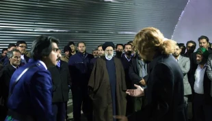 تولیت آستان قدس رضوی در مراسم افتتاح موزه زنده زیارت:


زائر حضرت رضا (ع) باید با تمدن رضوی آشنا شود . 
 6