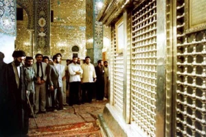 تصویری از تشرف تاریخی رهبر انقلاب به حرم حضرت زینب(س)