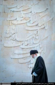 حضور رهبر انقلاب در مرقد مطهر امام راحل و گلزار شهدای حج سال ۶۶ 5